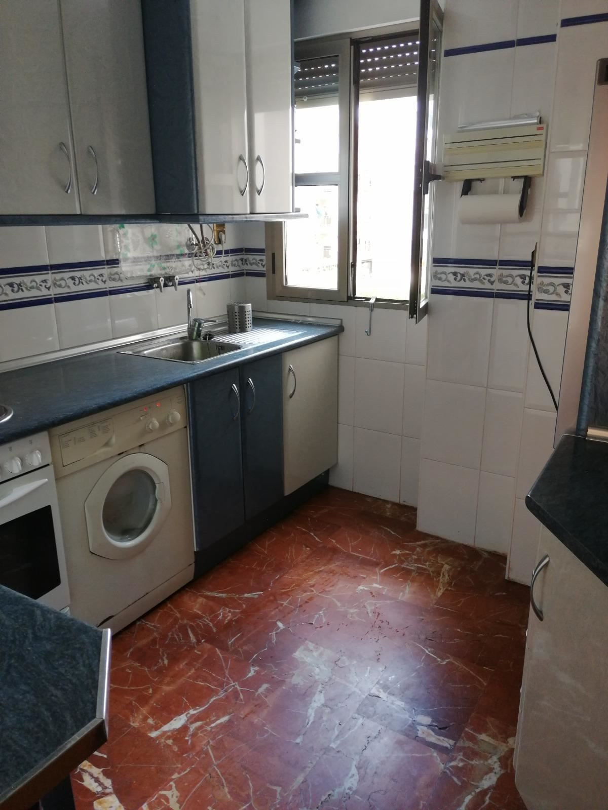 For sale - 3 Bedroom 2 Bathroom Apartment - Middle Floor Apartment in Torrevieja - Torrevieja Centro  - Alicante