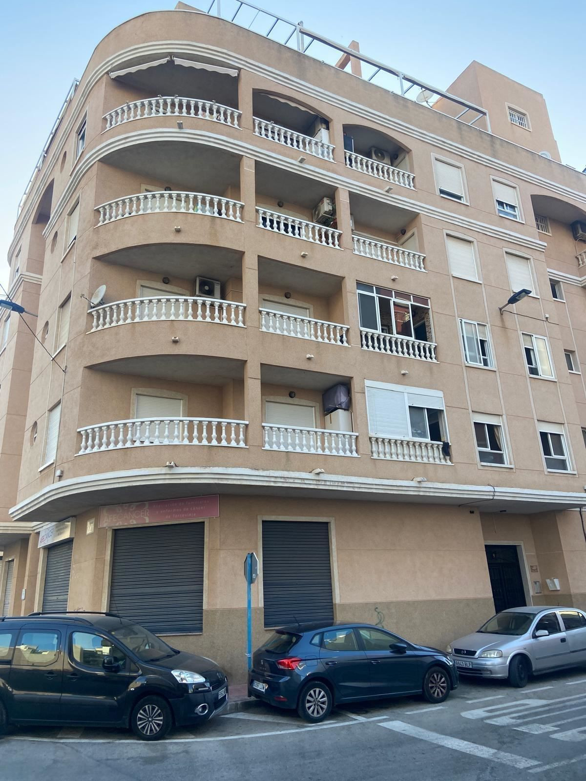 For sale - 2 Bedroom 1 Bathroom Apartment - Middle Floor Apartment in Torrevieja - Torrevieja Centro  - Alicante