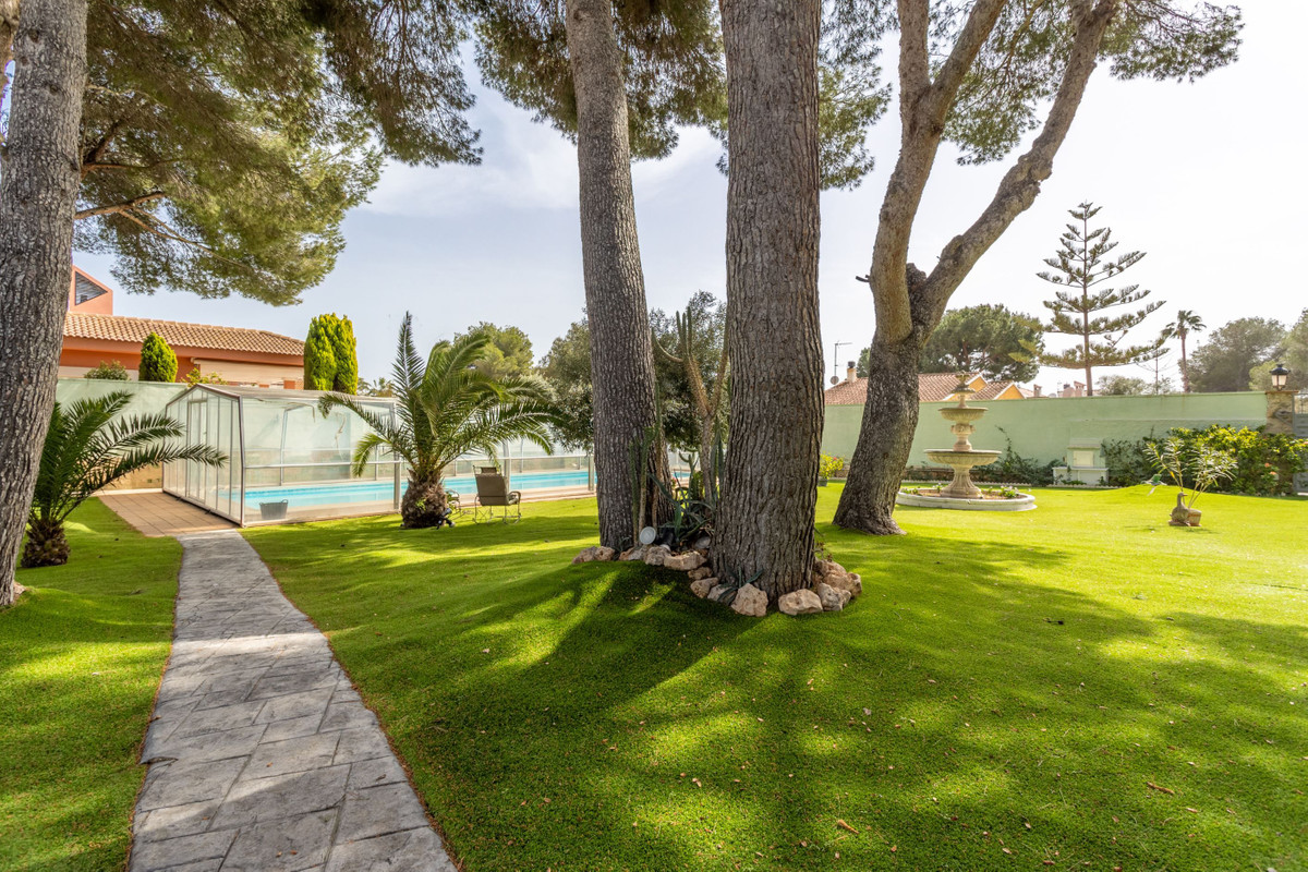 For sale - 3 Bedroom 3 Bathroom House - Detached Villa in Orihuela - Campoamor  - Alicante