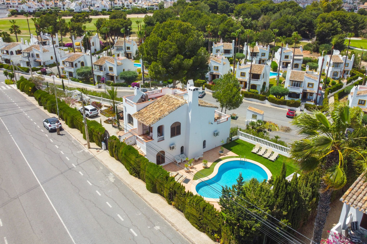 For sale - 4 Bedroom 2 Bathroom House - Detached Villa in Orihuela - Villamartin  - Alicante