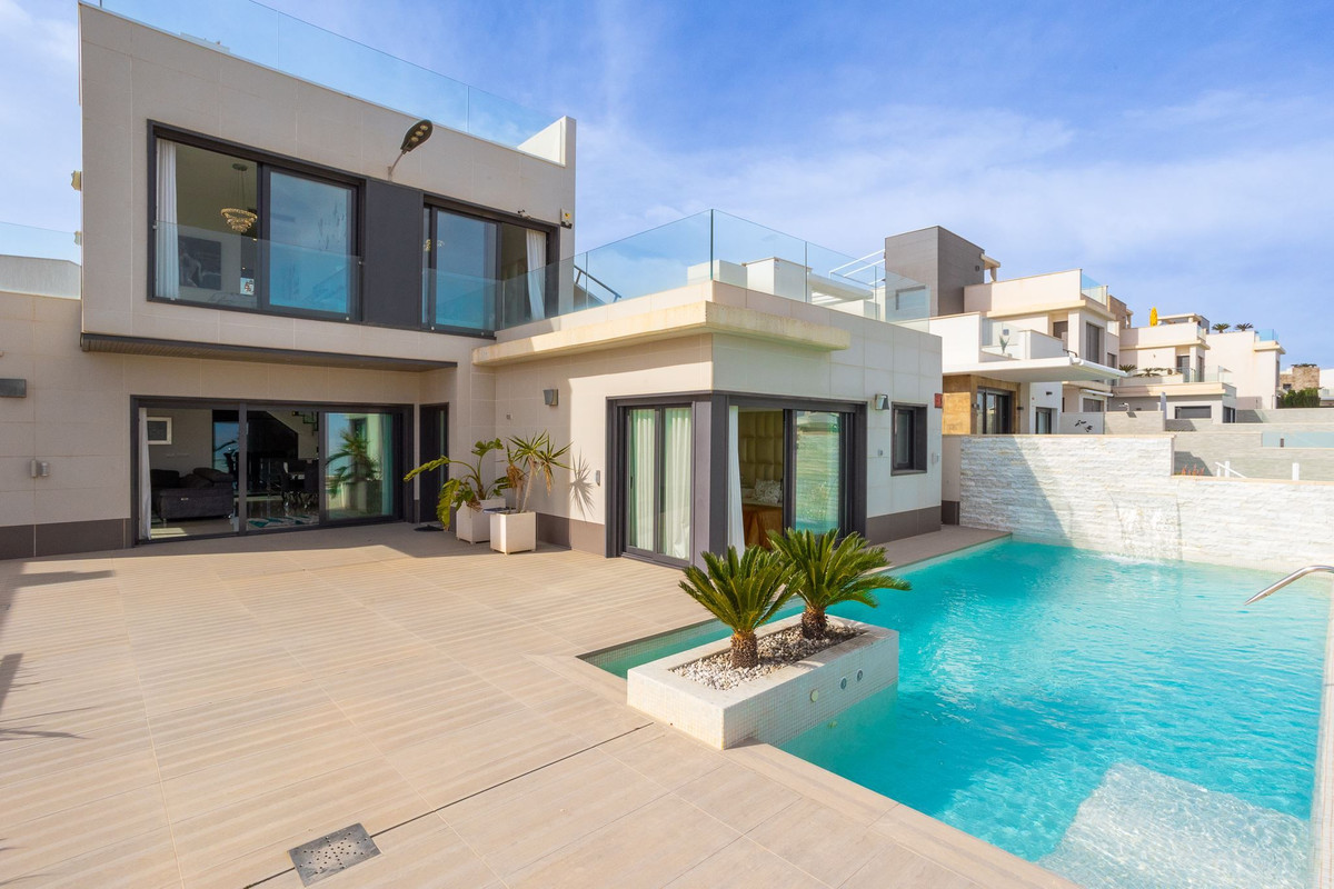 For sale - 5 Bedroom 5 Bathroom House - Detached Villa in San Miguel de Salinas - San Miguel de Salinas Centro  - Alicante