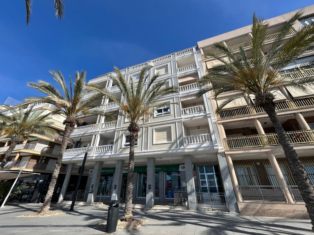 4 Bedroom 3 Bathroom Apartment - Middle Floor Apartment in Torrevieja