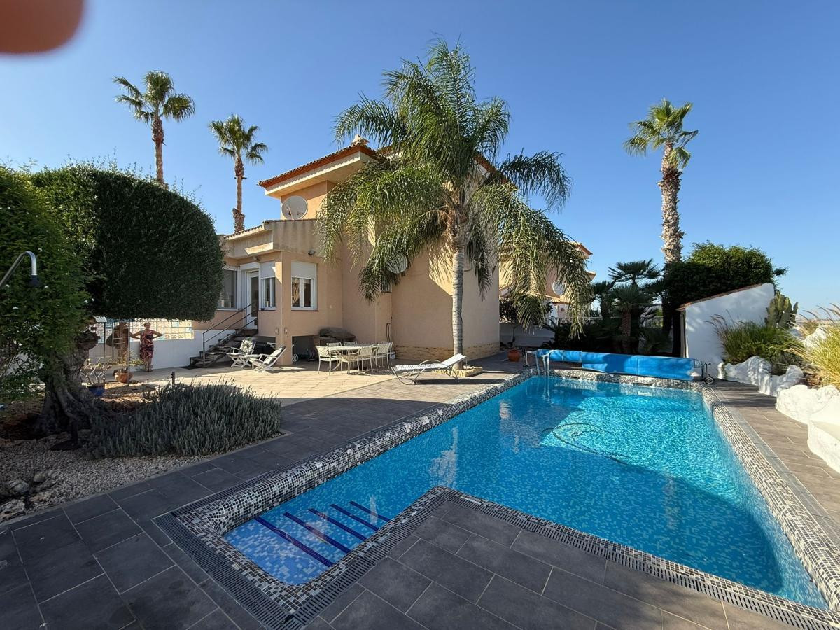 For sale - 3 Bedroom 2 Bathroom House - Detached Villa in San Miguel de Salinas - San Miguel de Salinas Centro  - Alicante