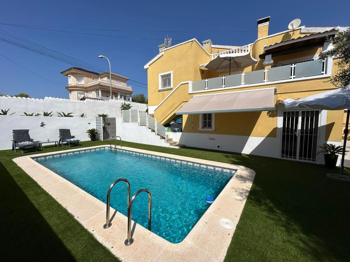 For sale - 3 Bedroom 3 Bathroom House - Detached Villa in San Miguel de Salinas - San Miguel de Salinas Centro  - Alicante