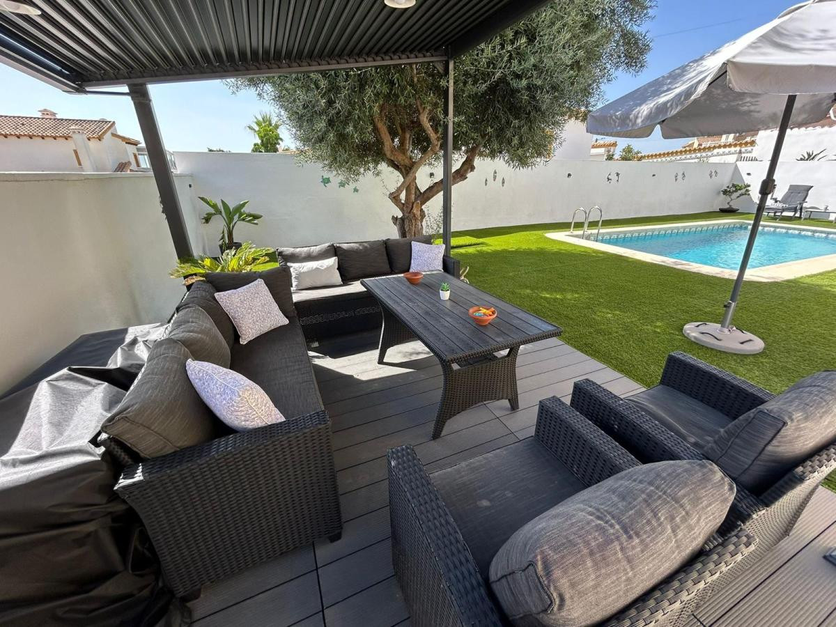 For sale - 3 Bedroom 3 Bathroom House - Detached Villa in San Miguel de Salinas - San Miguel de Salinas Centro  - Alicante