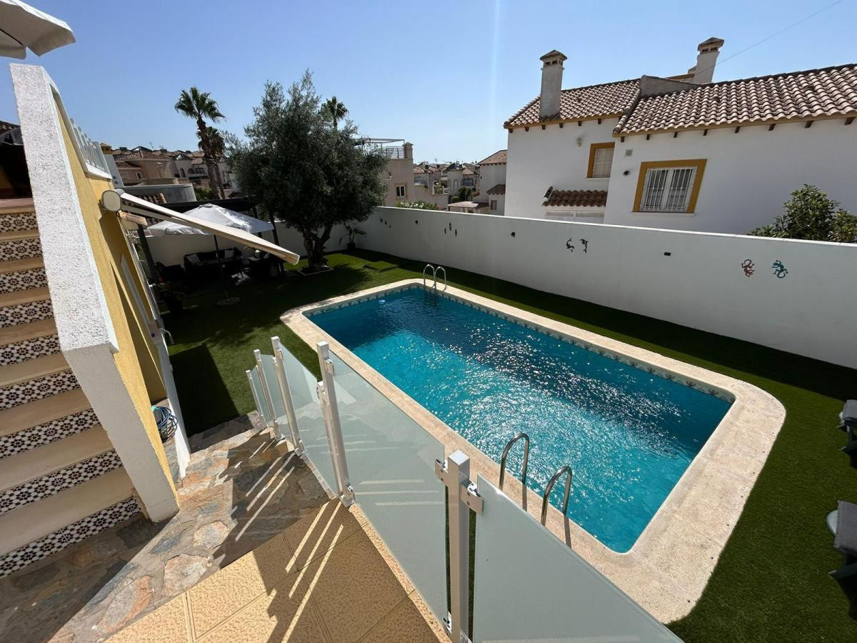 For sale - 3 Bedroom 3 Bathroom House - Detached Villa in San Miguel de Salinas - San Miguel de Salinas Centro  - Alicante