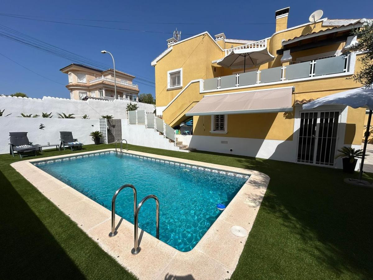 For sale - 3 Bedroom 3 Bathroom House - Detached Villa in San Miguel de Salinas - San Miguel de Salinas Centro  - Alicante