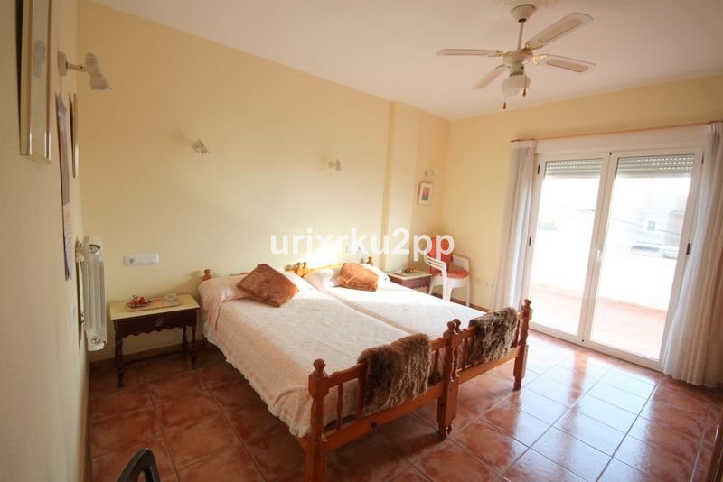 For sale - 5 Bedroom 3 Bathroom House - Detached Villa in Torrevieja - Aguas Nuevas  - Alicante
