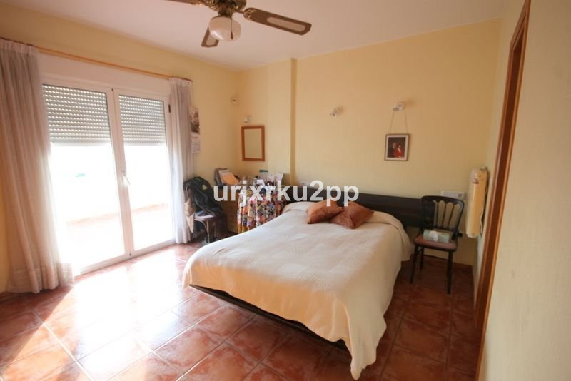 For sale - 5 Bedroom 3 Bathroom House - Detached Villa in Torrevieja - Aguas Nuevas  - Alicante