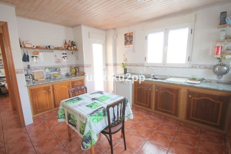 For sale - 5 Bedroom 3 Bathroom House - Detached Villa in Torrevieja - Aguas Nuevas  - Alicante