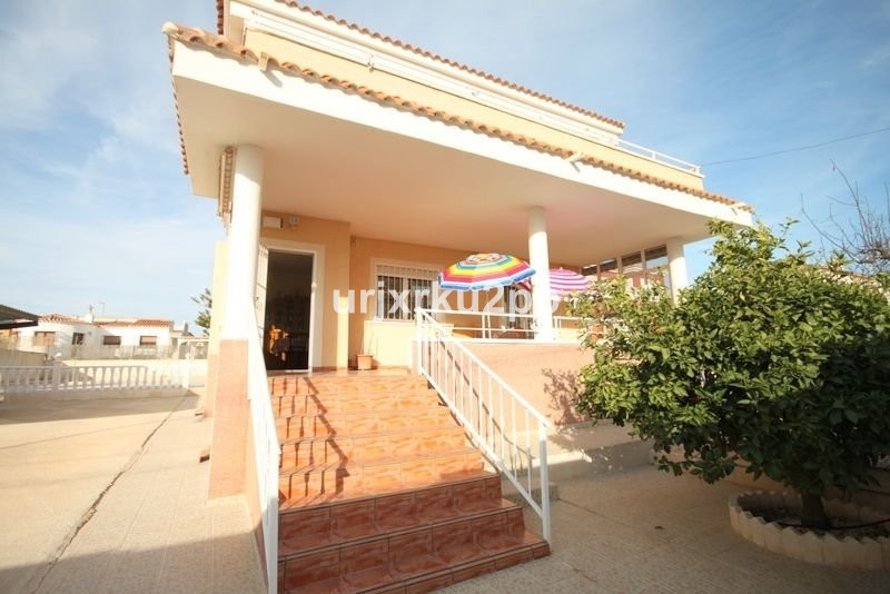 For sale - 5 Bedroom 3 Bathroom House - Detached Villa in Torrevieja - Aguas Nuevas  - Alicante
