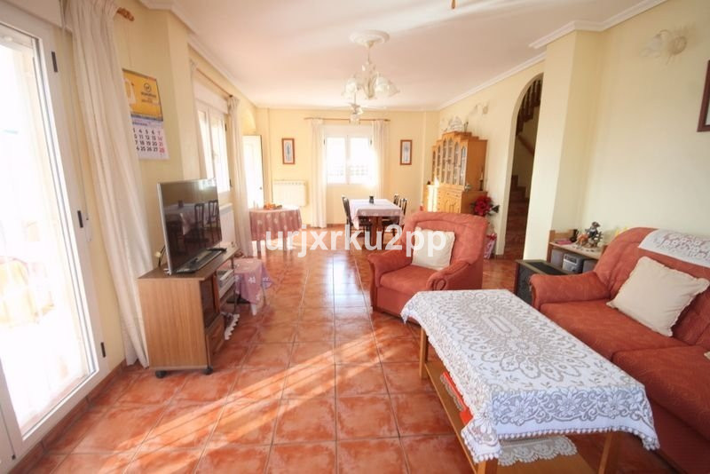 For sale - 5 Bedroom 3 Bathroom House - Detached Villa in Torrevieja - Aguas Nuevas  - Alicante