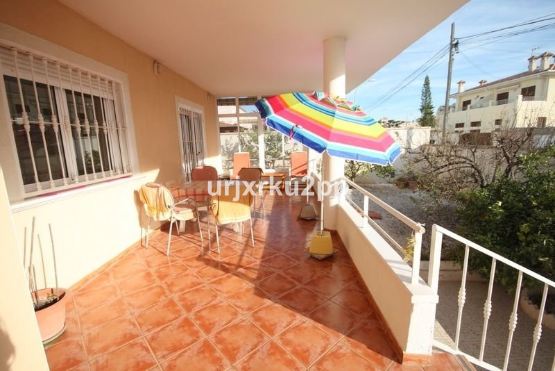 For sale - 5 Bedroom 3 Bathroom House - Detached Villa in Torrevieja - Aguas Nuevas  - Alicante