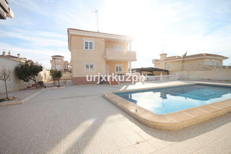 For sale - 5 Bedroom 3 Bathroom House - Detached Villa in Torrevieja - Aguas Nuevas  - Alicante