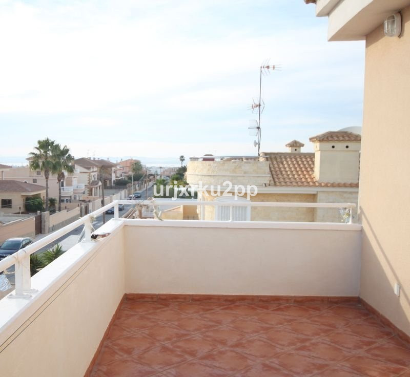 For sale - 5 Bedroom 3 Bathroom House - Detached Villa in Torrevieja - Aguas Nuevas  - Alicante