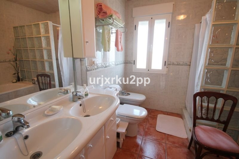 For sale - 5 Bedroom 3 Bathroom House - Detached Villa in Torrevieja - Aguas Nuevas  - Alicante