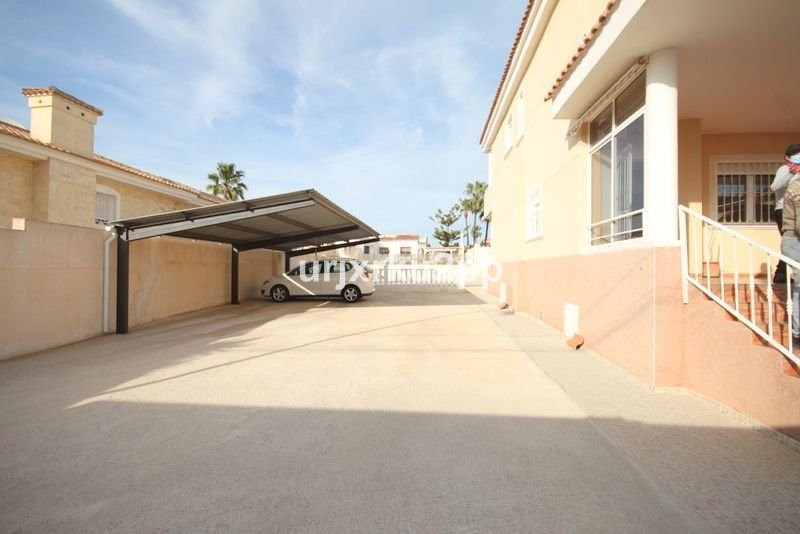 For sale - 5 Bedroom 3 Bathroom House - Detached Villa in Torrevieja - Aguas Nuevas  - Alicante