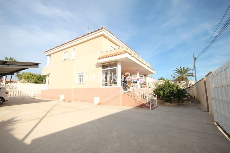 For sale - 5 Bedroom 3 Bathroom House - Detached Villa in Torrevieja - Aguas Nuevas  - Alicante