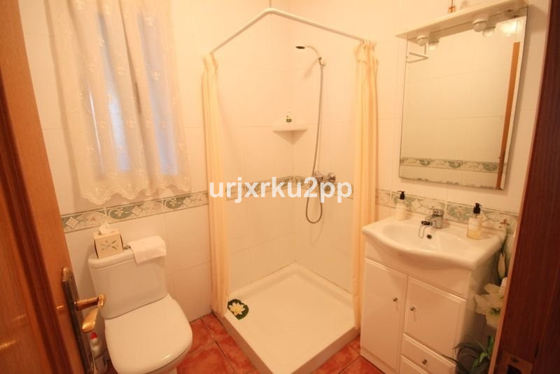 For sale - 5 Bedroom 3 Bathroom House - Detached Villa in Torrevieja - Aguas Nuevas  - Alicante