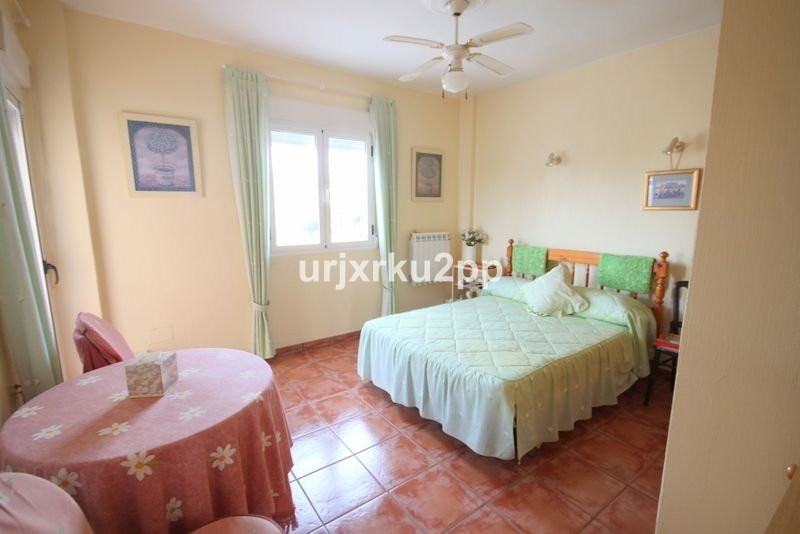 For sale - 5 Bedroom 3 Bathroom House - Detached Villa in Torrevieja - Aguas Nuevas  - Alicante
