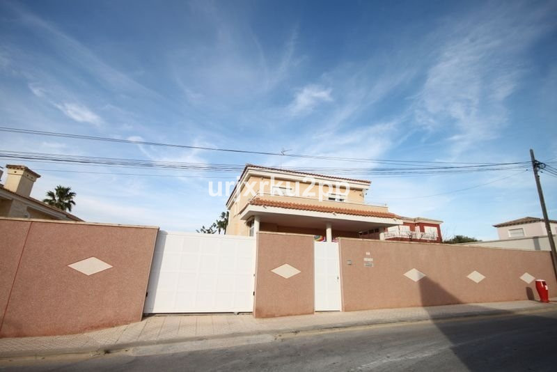 For sale - 5 Bedroom 3 Bathroom House - Detached Villa in Torrevieja - Aguas Nuevas  - Alicante