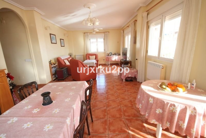 For sale - 5 Bedroom 3 Bathroom House - Detached Villa in Torrevieja - Aguas Nuevas  - Alicante