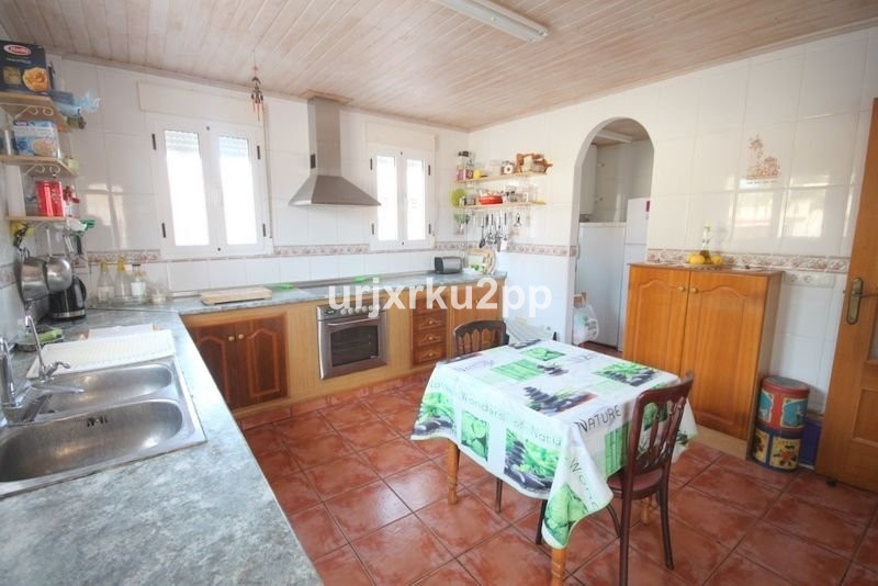 For sale - 5 Bedroom 3 Bathroom House - Detached Villa in Torrevieja - Aguas Nuevas  - Alicante