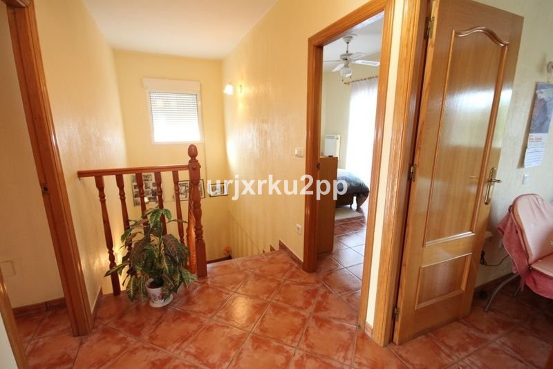 For sale - 5 Bedroom 3 Bathroom House - Detached Villa in Torrevieja - Aguas Nuevas  - Alicante