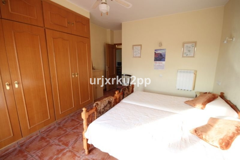 For sale - 5 Bedroom 3 Bathroom House - Detached Villa in Torrevieja - Aguas Nuevas  - Alicante