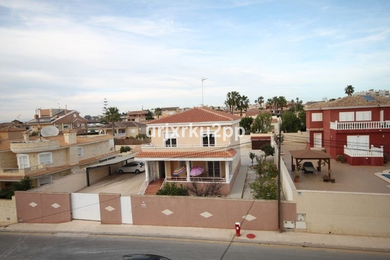 For sale - 5 Bedroom 3 Bathroom House - Detached Villa in Torrevieja - Aguas Nuevas  - Alicante