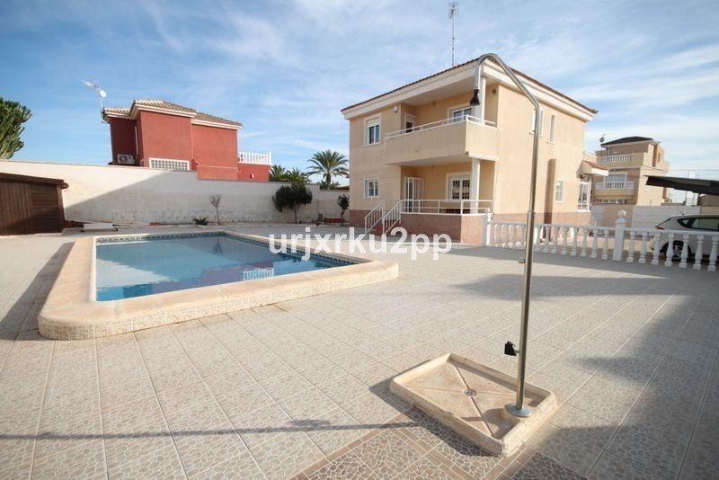 5 Bedroom 3 Bathroom House - Detached Villa in Torrevieja