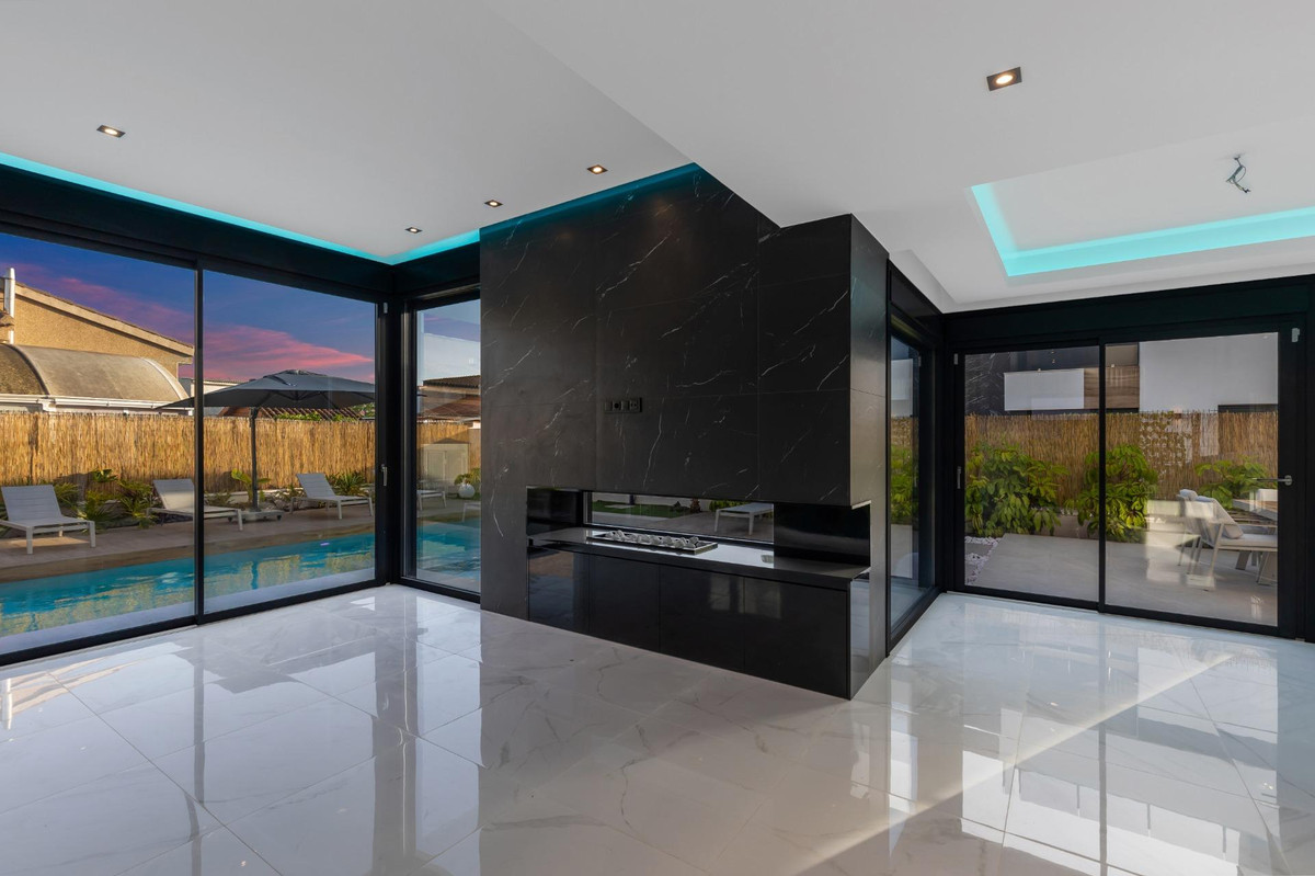 For sale - 3 Bedroom 3 Bathroom House - Detached Villa in Torrevieja - Torrevieja Centro  - Alicante