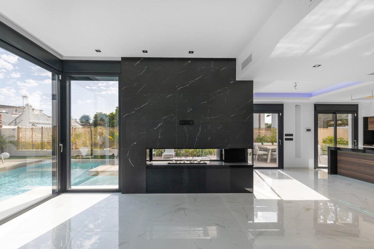 For sale - 3 Bedroom 3 Bathroom House - Detached Villa in Torrevieja - Torrevieja Centro  - Alicante