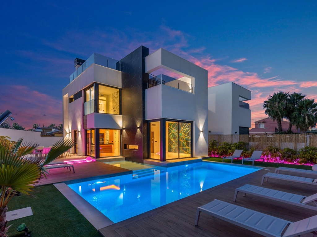 3 Bedroom 3 Bathroom House - Detached Villa in Torrevieja