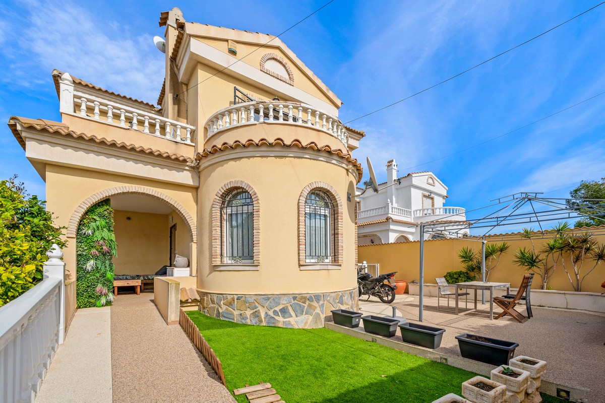 For sale - 3 Bedroom 1 Bathroom House - Detached Villa in Orihuela - Orihuela Costa  - Alicante