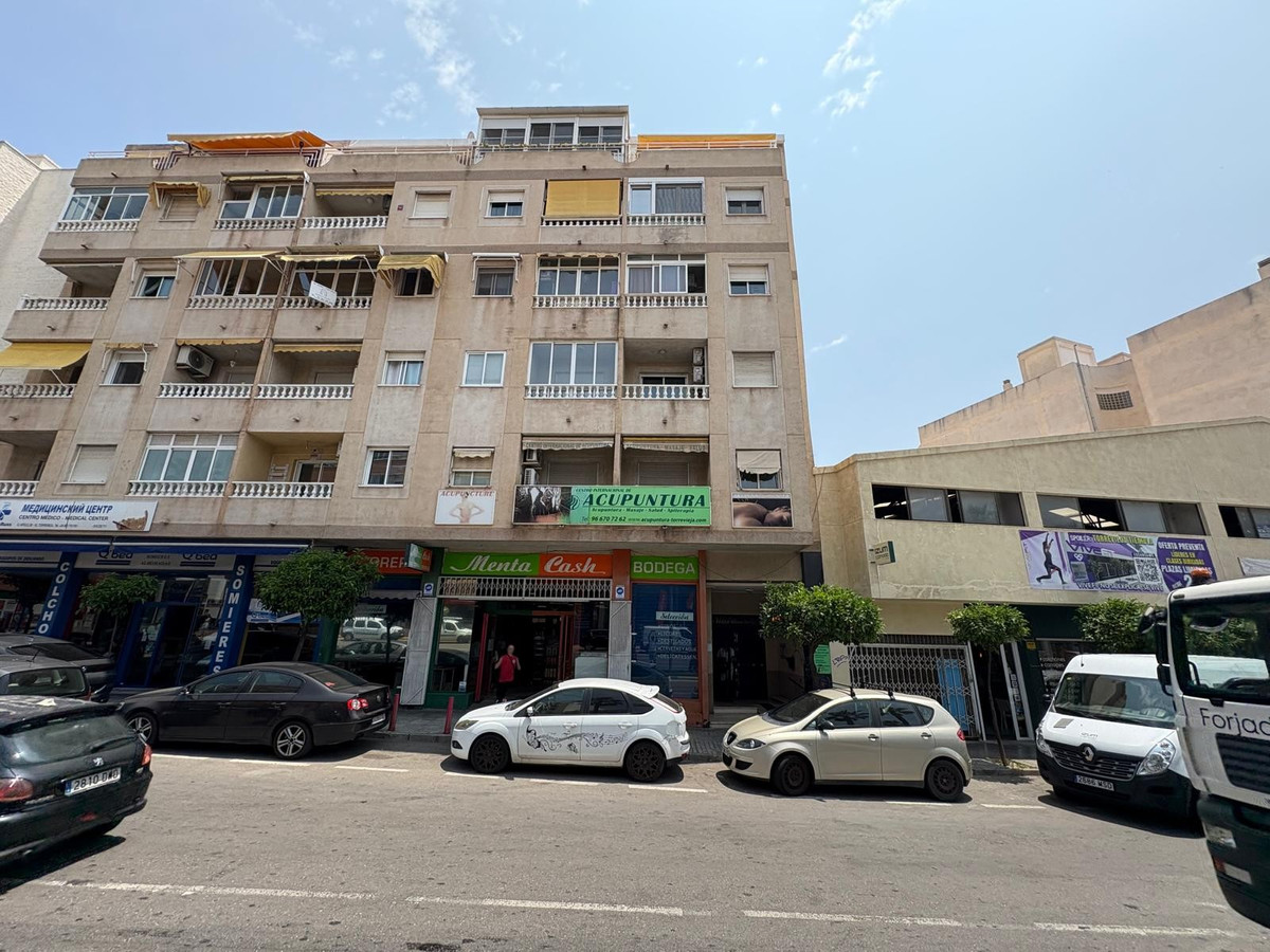 For sale - 4 Bedroom 2 Bathroom Apartment - Ground Floor Apartment in Torrevieja - Torrevieja Centro  - Alicante
