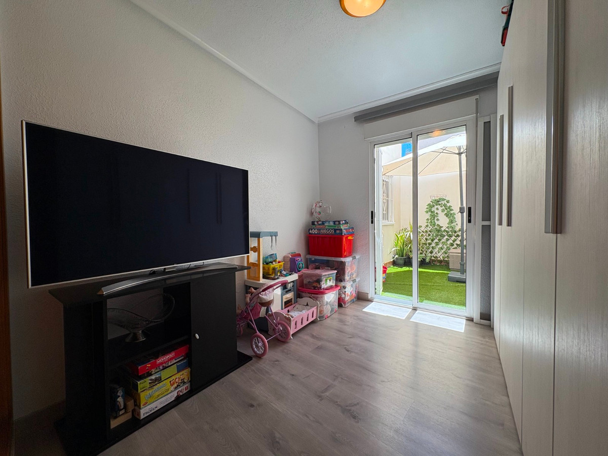 For sale - 4 Bedroom 2 Bathroom Apartment - Ground Floor Apartment in Torrevieja - Torrevieja Centro  - Alicante