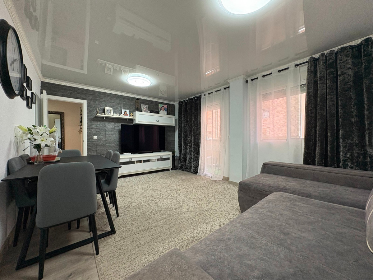 For sale - 4 Bedroom 2 Bathroom Apartment - Ground Floor Apartment in Torrevieja - Torrevieja Centro  - Alicante