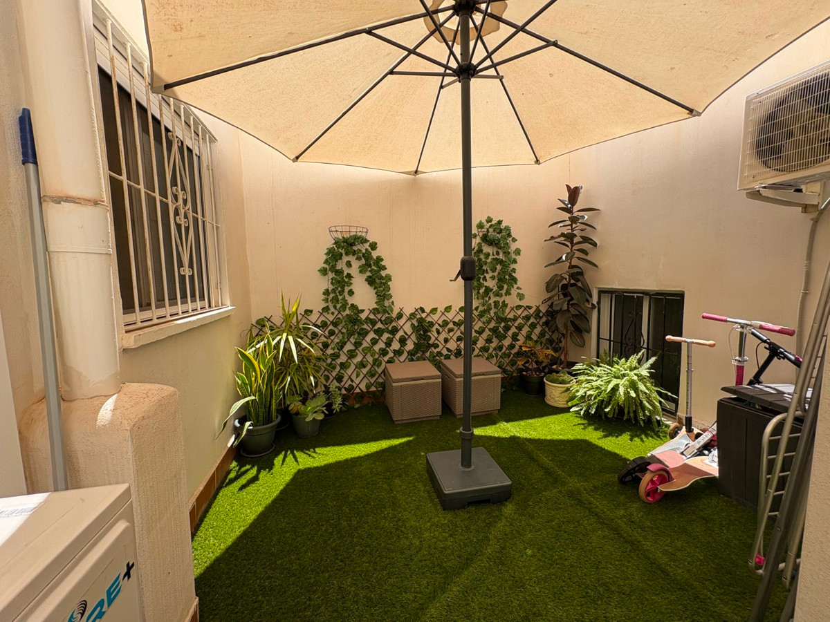 For sale - 4 Bedroom 2 Bathroom Apartment - Ground Floor Apartment in Torrevieja - Torrevieja Centro  - Alicante