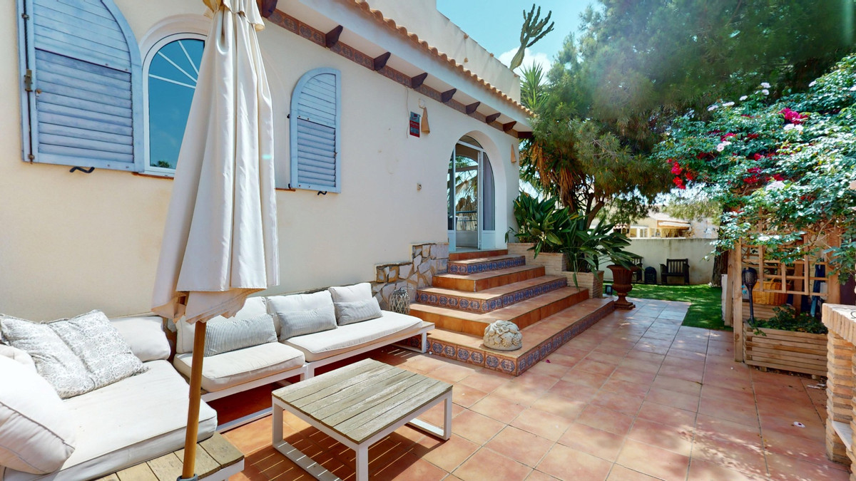 For sale - 5 Bedroom 3 Bathroom House - Detached Villa in Orihuela - Orihuela Costa  - Alicante