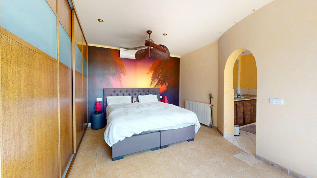 For sale - 5 Bedroom 3 Bathroom House - Detached Villa in Orihuela - Orihuela Costa  - Alicante