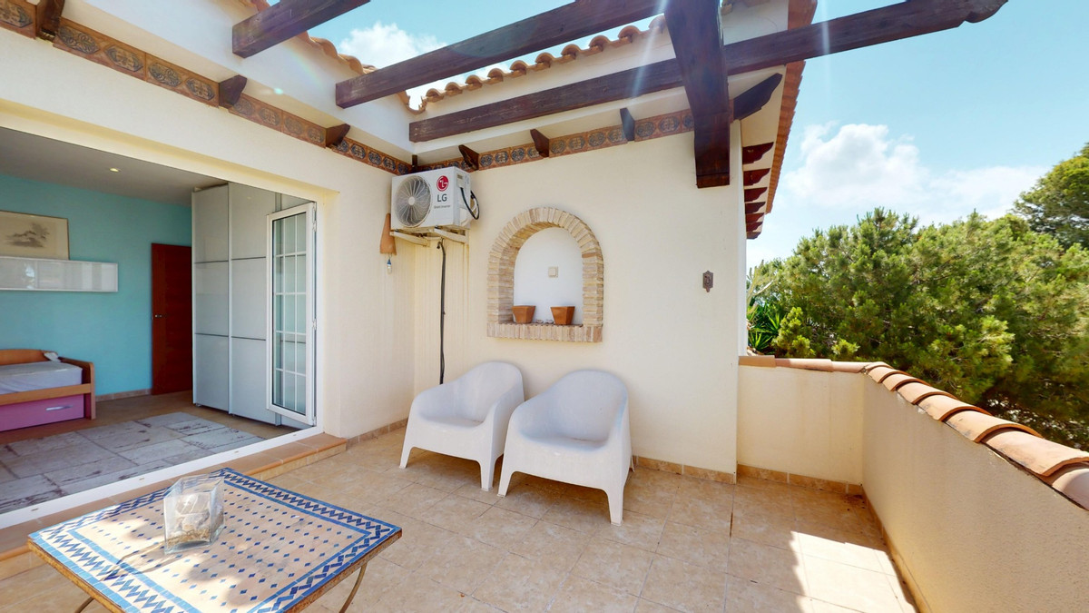 For sale - 5 Bedroom 3 Bathroom House - Detached Villa in Orihuela - Orihuela Costa  - Alicante