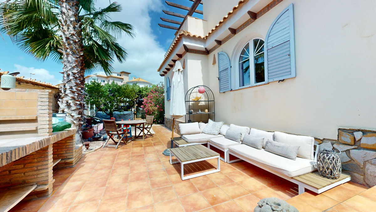 For sale - 5 Bedroom 3 Bathroom House - Detached Villa in Orihuela - Orihuela Costa  - Alicante