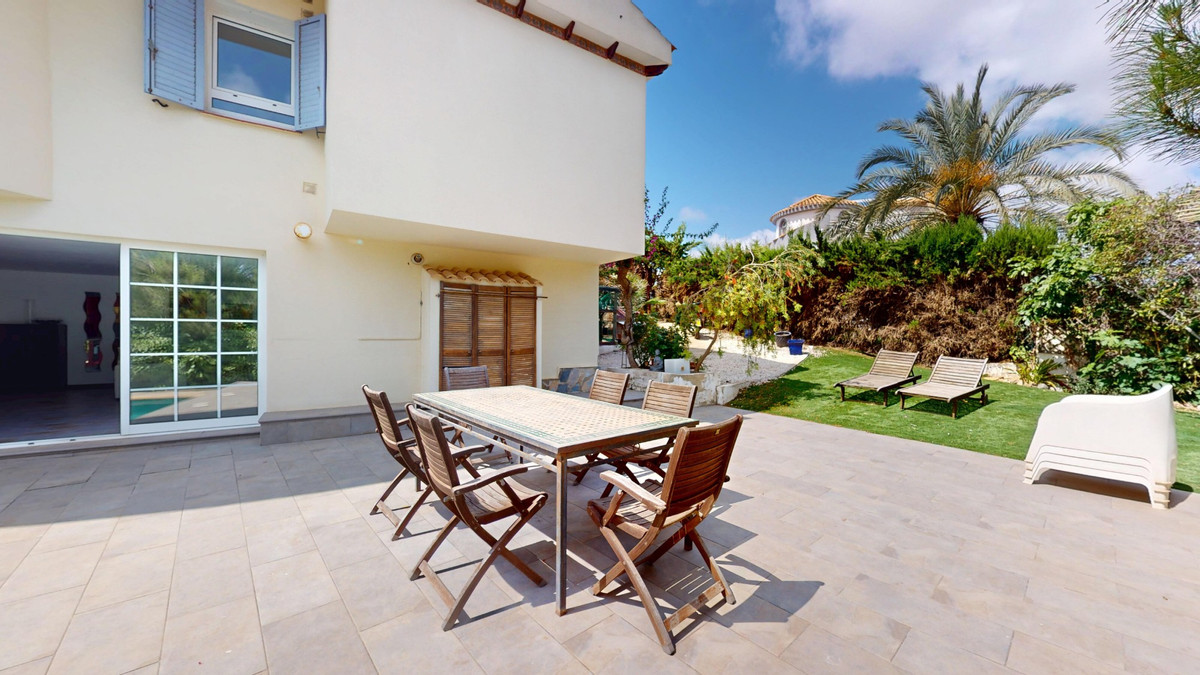 For sale - 5 Bedroom 3 Bathroom House - Detached Villa in Orihuela - Orihuela Costa  - Alicante