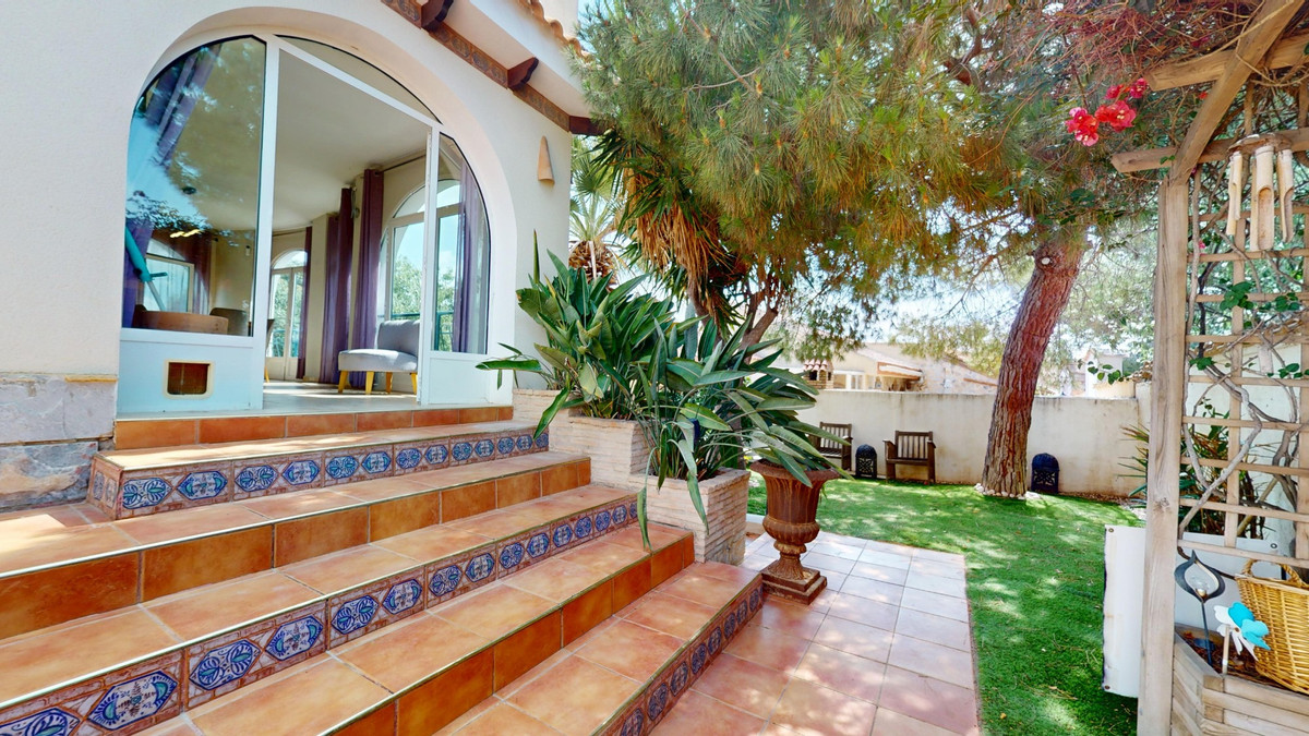 For sale - 5 Bedroom 3 Bathroom House - Detached Villa in Orihuela - Orihuela Costa  - Alicante