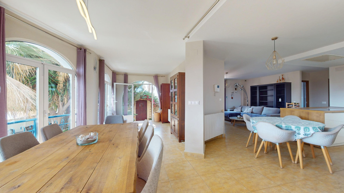 For sale - 5 Bedroom 3 Bathroom House - Detached Villa in Orihuela - Orihuela Costa  - Alicante