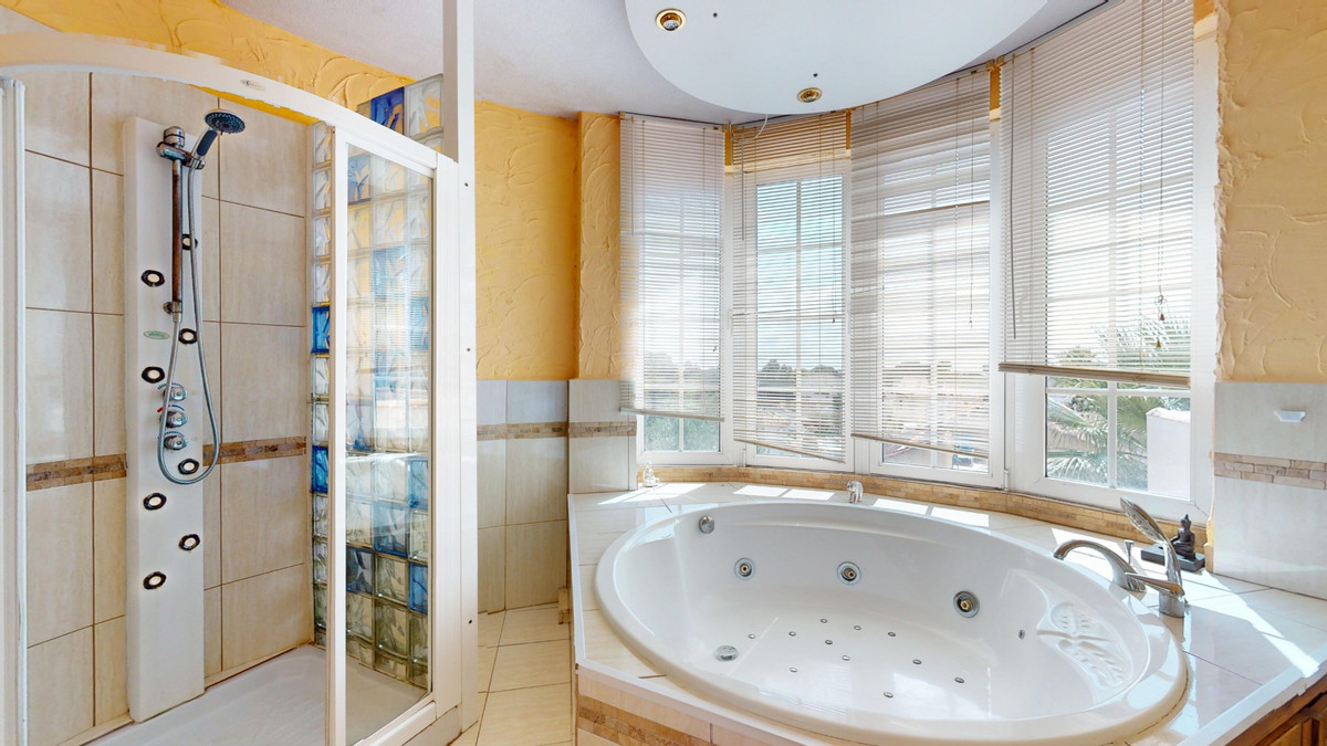For sale - 5 Bedroom 3 Bathroom House - Detached Villa in Orihuela - Orihuela Costa  - Alicante