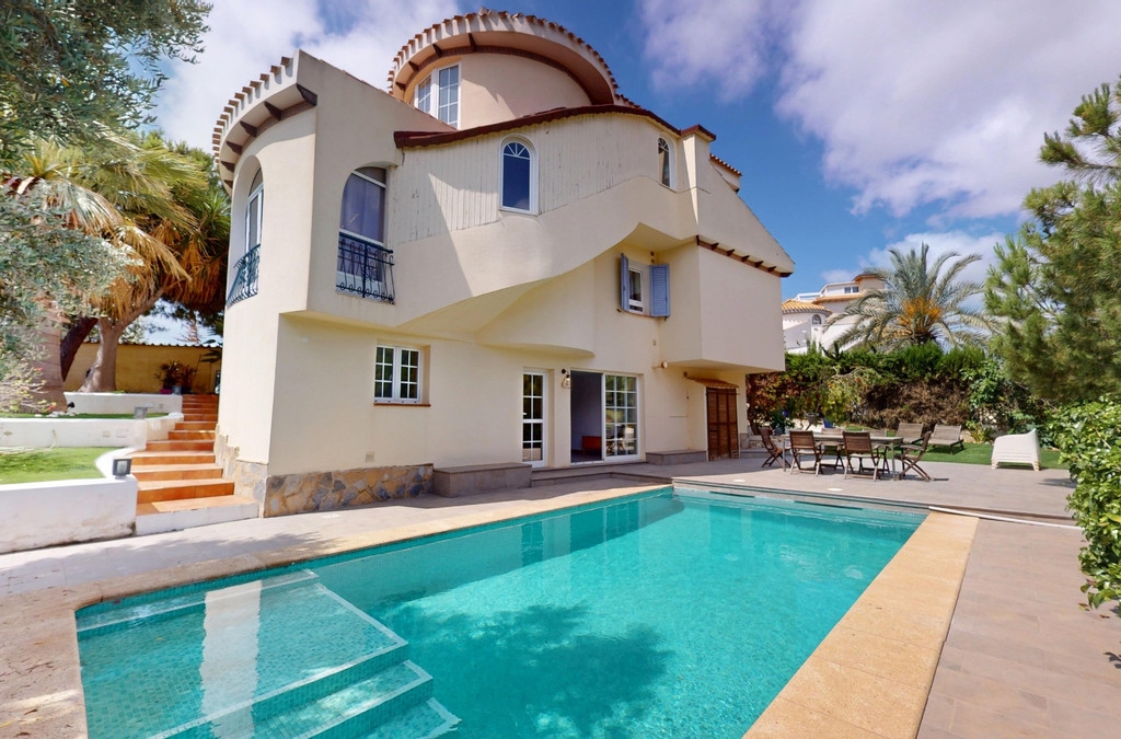 5 Bedroom 3 Bathroom House - Detached Villa in Orihuela