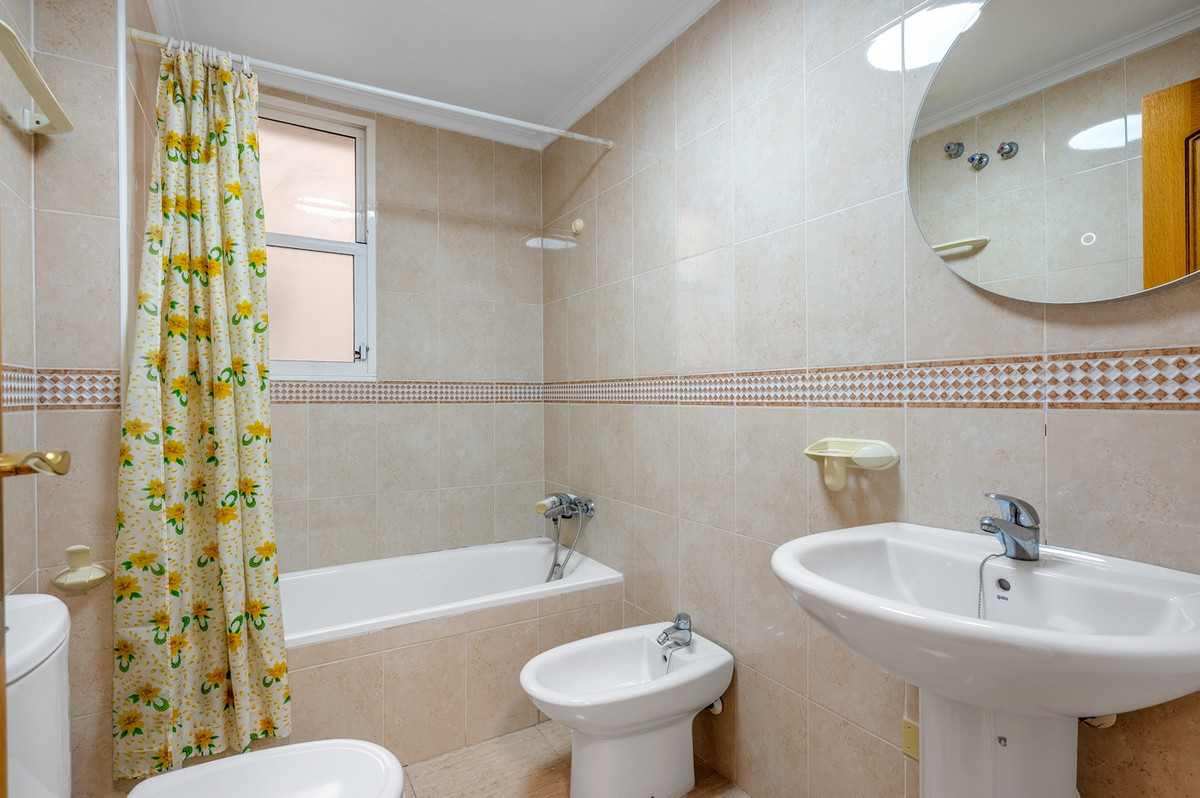 For sale - 2 Bedroom 1 Bathroom Apartment - Middle Floor Apartment in Torrevieja - Torrevieja Centro  - Alicante