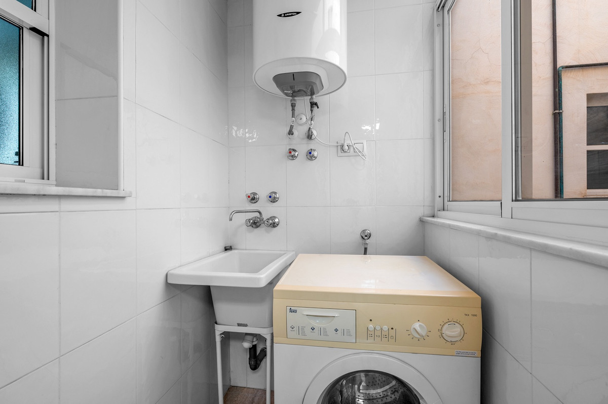 For sale - 2 Bedroom 1 Bathroom Apartment - Middle Floor Apartment in Torrevieja - Torrevieja Centro  - Alicante